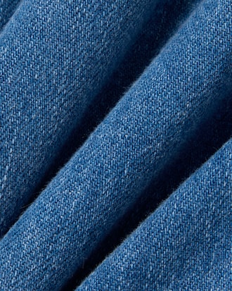 Camisa jeans com detalhe de badge