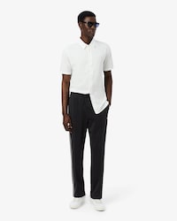 Cal&ccedil;a esportiva em piqu&eacute; com detalhes contrastantes