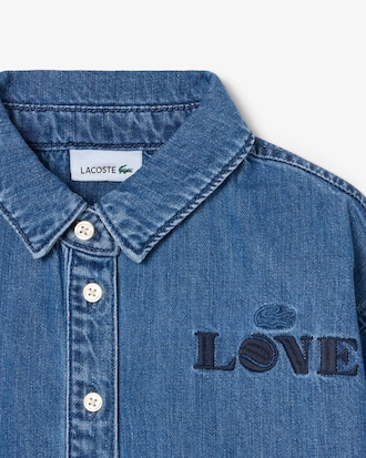 Camisa jeans com detalhe de badge