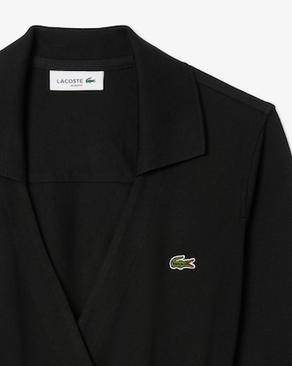 Vestido cruzado con cuello polo y corte ajustado